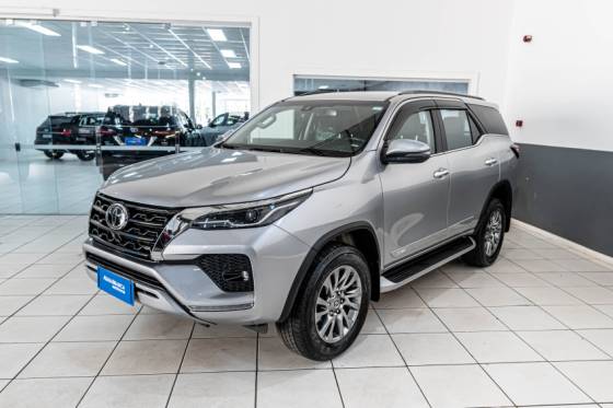 TOYOTA HILUX SW4 2.8 D-4D TURBO DIESEL SRX 4X4 AUTOMÁTICO