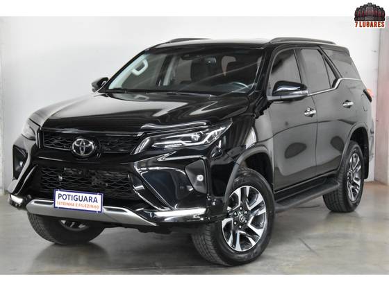 TOYOTA HILUX SW4 2.8 D-4D TURBO DIESEL SRX 4X4 AUTOMÁTICO
