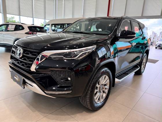 TOYOTA HILUX SW4 2.8 D-4D TURBO DIESEL SRX 4X4 AUTOMÁTICO