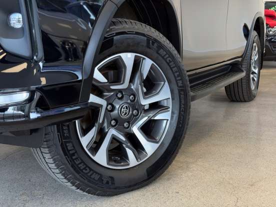 TOYOTA-HILUX SW4-2023