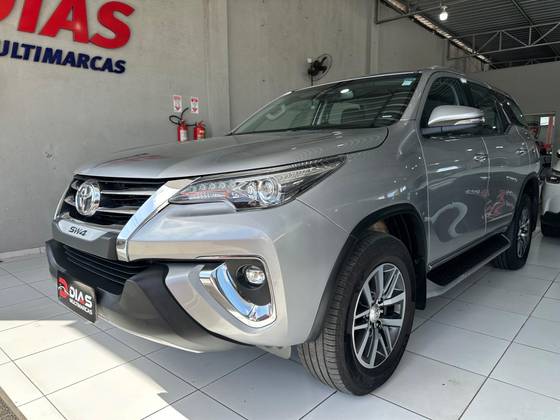 TOYOTA HILUX SW4 2.8 SRX 4X4 7 LUGARES 16V TURBO INTERCOOLER DIESEL 4P AUTOMÁTICO