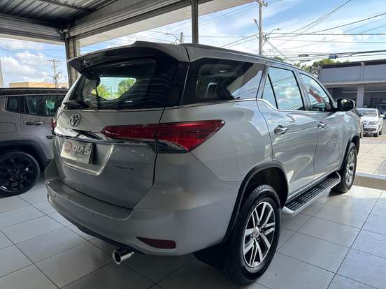 TOYOTA-HILUX SW4-2.8 SRX 4X4 7 LUGARES 16V TURBO INTERCOOLER DIESEL 4P AUTOMÁTICO TOYOTA-HILUX SW4-2019