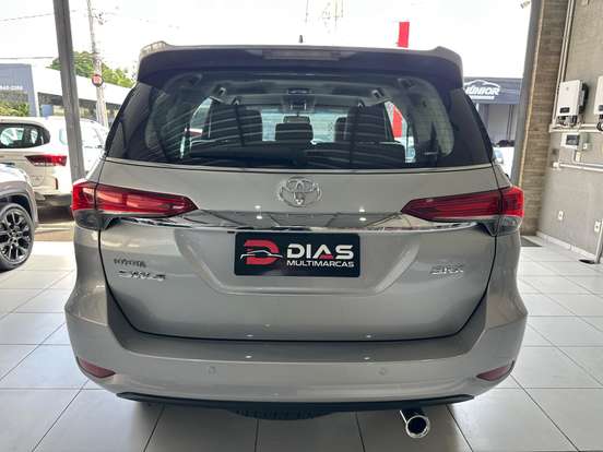 TOYOTA-HILUX SW4-2.8 SRX 4X4 7 LUGARES 16V TURBO INTERCOOLER DIESEL 4P AUTOMÁTICO TOYOTA-HILUX SW4-2019