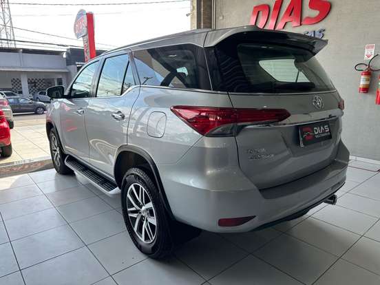 TOYOTA-HILUX SW4-2.8 SRX 4X4 7 LUGARES 16V TURBO INTERCOOLER DIESEL 4P AUTOMÁTICO TOYOTA-HILUX SW4-2019