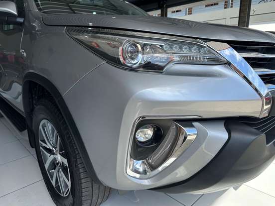TOYOTA-HILUX SW4-2.8 SRX 4X4 7 LUGARES 16V TURBO INTERCOOLER DIESEL 4P AUTOMÁTICO TOYOTA-HILUX SW4-2019