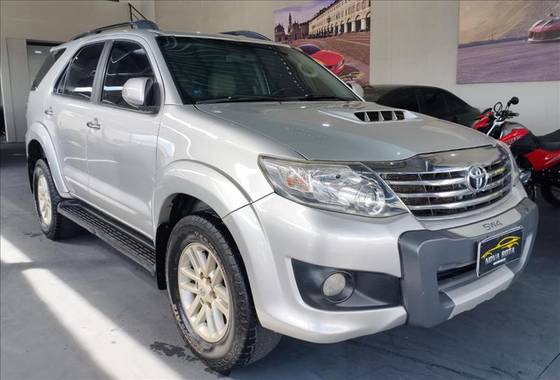 TOYOTA HILUX SW4 3.0 SRV 4X4 7 LUGARES 16V TURBO INTERCOOLER DIESEL 4P AUTOMÁTICO