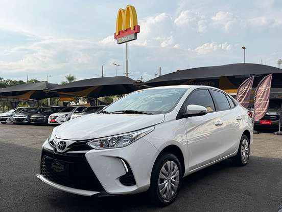 TOYOTA-YARIS-2023