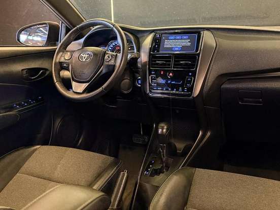 TOYOTA-YARIS-2022