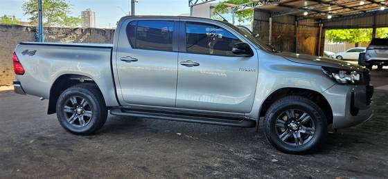 TOYOTA HILUX 2.8 D-4D TURBO DIESEL CD SR 4X4 AUTOMÁTICO