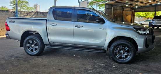 TOYOTA-HILUX-2023