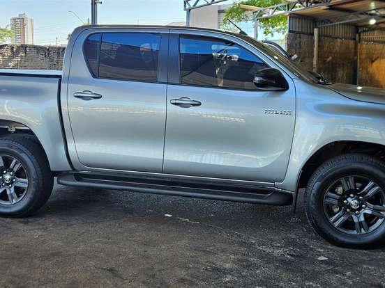 TOYOTA-HILUX-2.8 D-4D TURBO DIESEL CD SR 4X4 AUTOMÁTICO TOYOTA-HILUX-2023