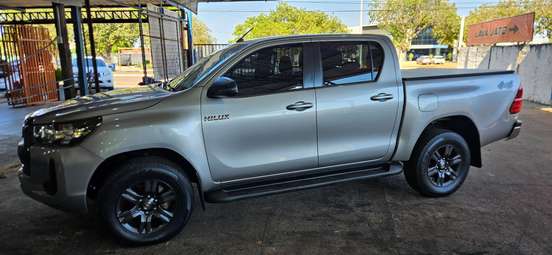 TOYOTA-HILUX-2023
