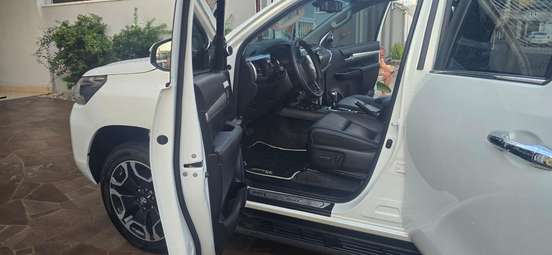 TOYOTA-HILUX-2023