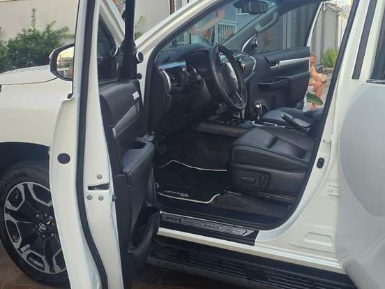 TOYOTA-HILUX-2.8 D-4D TURBO DIESEL CD SRX 4X4 AUTOMÁTICO TOYOTA-HILUX-2023