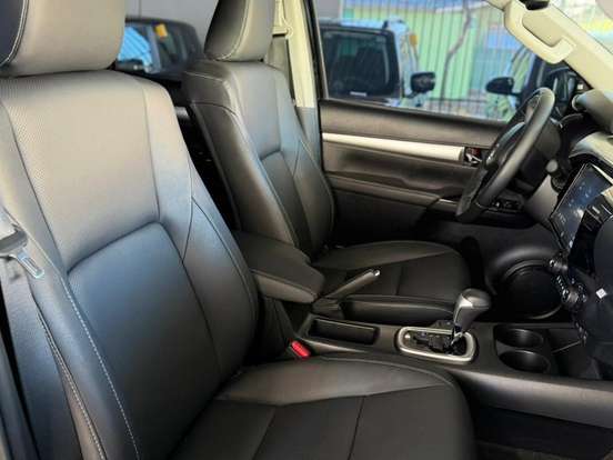 TOYOTA-HILUX-2.8 D-4D TURBO DIESEL CD SRX 4X4 AUTOMÁTICO TOYOTA-HILUX-2025