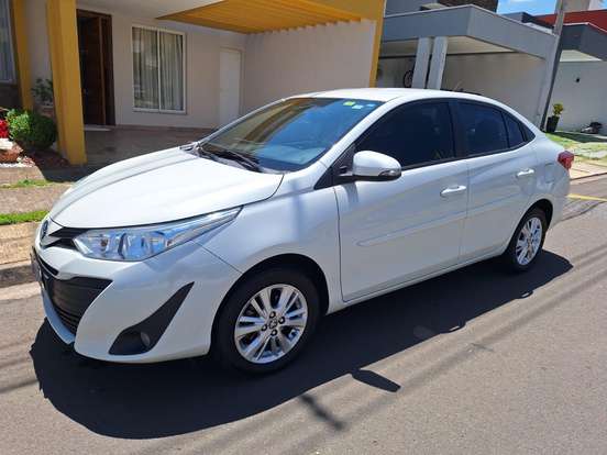 TOYOTA-YARIS-2019