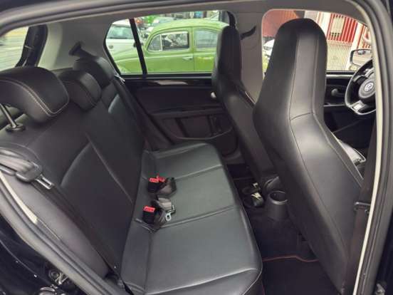 VOLKSWAGEN-CROSS UP-2015