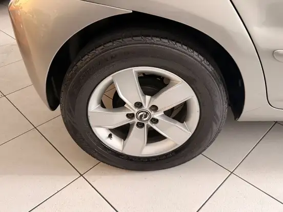 VOLKSWAGEN-FOX-1.0 MI TREND 8V FLEX 4P MANUAL VOLKSWAGEN-FOX-2011