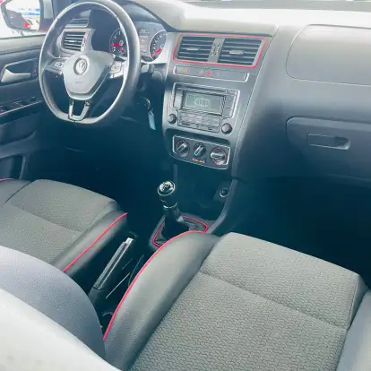 VOLKSWAGEN-FOX-2015