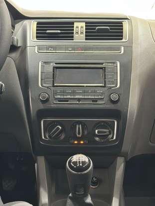 VOLKSWAGEN-FOX-2015