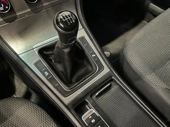 VOLKSWAGEN-GOLF-2014
