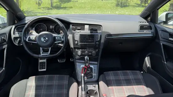 VOLKSWAGEN-GOLF-2017