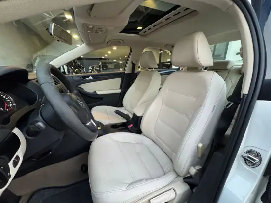 VOLKSWAGEN-JETTA-2012