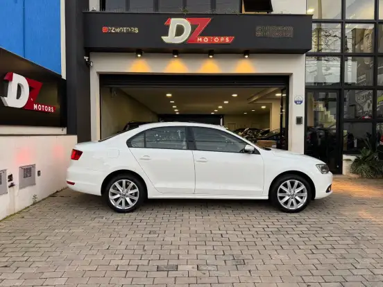 VOLKSWAGEN-JETTA-2012