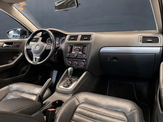 VOLKSWAGEN-JETTA-2012