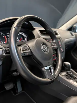 VOLKSWAGEN-JETTA-2012
