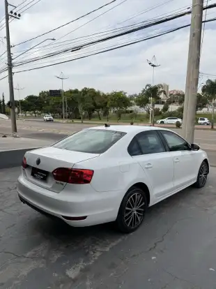 VOLKSWAGEN-JETTA-2012