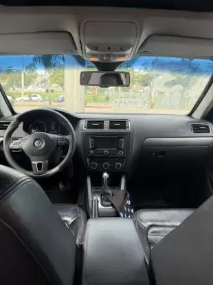 VOLKSWAGEN-JETTA-2012