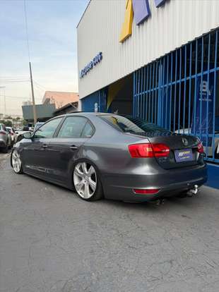VOLKSWAGEN-JETTA-2012
