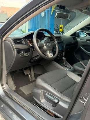 VOLKSWAGEN-JETTA-2012