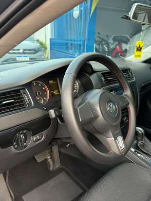 VOLKSWAGEN-JETTA-2012