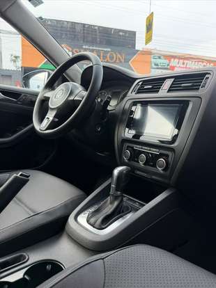 VOLKSWAGEN-JETTA-2012
