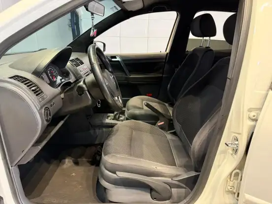 VOLKSWAGEN-POLO-2012