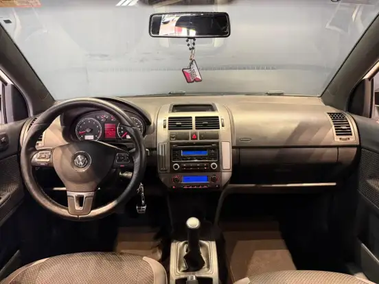 VOLKSWAGEN-POLO-2012