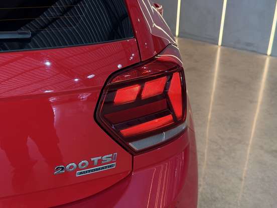 VOLKSWAGEN-POLO-2018