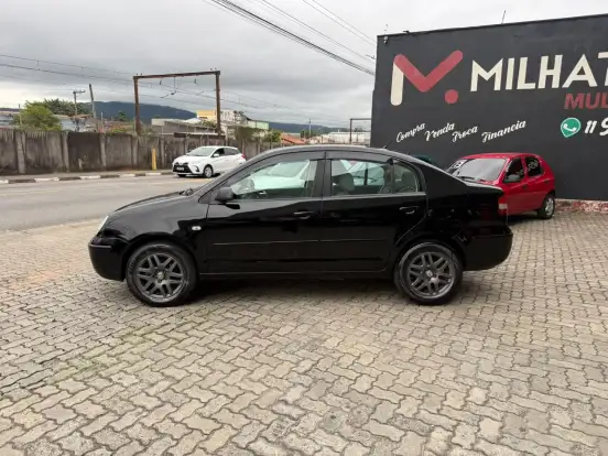 VOLKSWAGEN-POLO SEDAN-2004