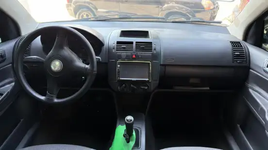 VOLKSWAGEN-POLO SEDAN-2004