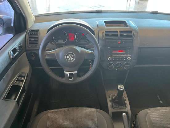 VOLKSWAGEN-POLO SEDAN-2012