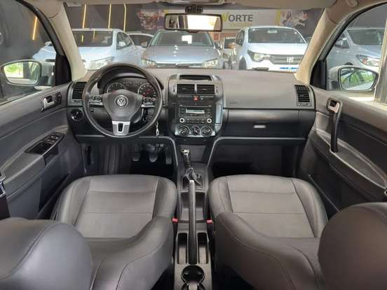 VOLKSWAGEN-POLO SEDAN-2011