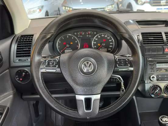 VOLKSWAGEN-POLO SEDAN-2011