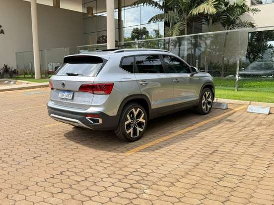 VOLKSWAGEN-TAOS-2023