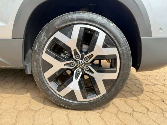 VOLKSWAGEN-TAOS-2023