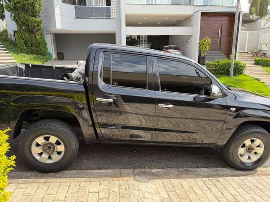 VOLKSWAGEN-AMAROK-2011