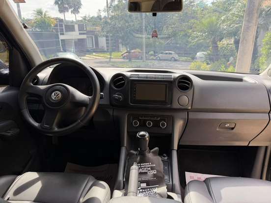 VOLKSWAGEN-AMAROK-2011