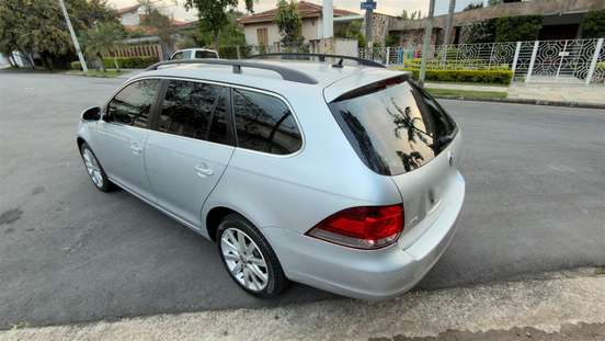 VOLKSWAGEN-JETTA-2010