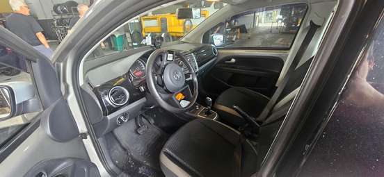 VOLKSWAGEN-UP-2016